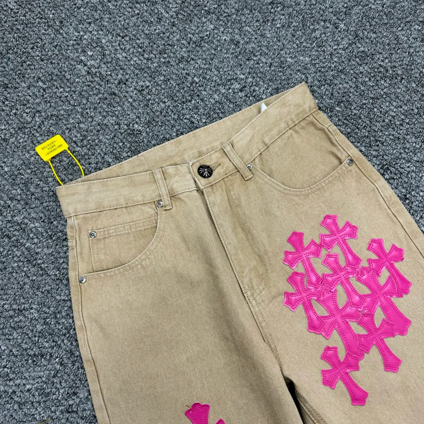 P240 Style No.: H849 ChromeHearts & Chrome Hearts [New on the unlabeled support platform] 2025 new khaki leather couple's washed jeans, top ceiling quality, styles with different washed textures, very friendly to people with thin legs and thick legs, straight and loose version very flattering leg shape, timeless moderate length, easy and casual to match, basic styling for various styles, a must-have in the wardrobe! The fabric is stiff but also makes the upper body soft without losing texture. The washing process is even more perfect. It is a must-have item for everyone! ! !  Size: 28-30-32-34 Color: Khaki